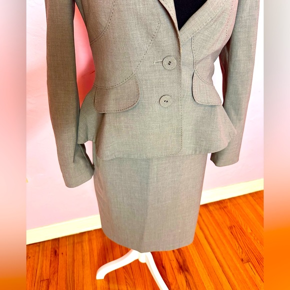 Anne Klein Suit, Size 4, Very Good Preowned Condition, Gray, Fully Lined - Picture 2 of 8